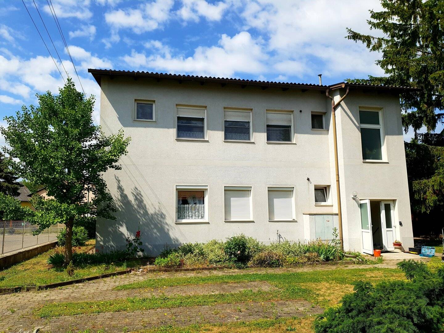 Zweifamilienhaus mit großem Garten zu verkaufen!