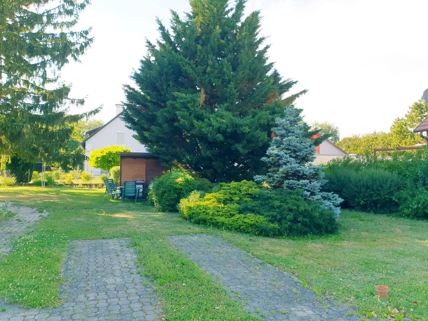 Zweifamilienhaus mit großem Garten zu verkaufen!