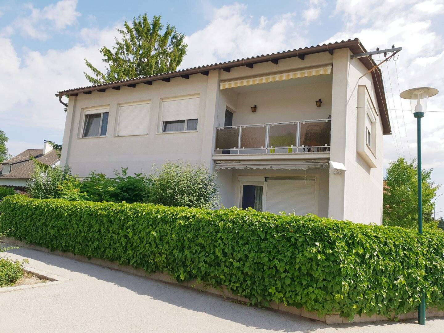 Zweifamilienhaus mit großem Garten zu verkaufen!