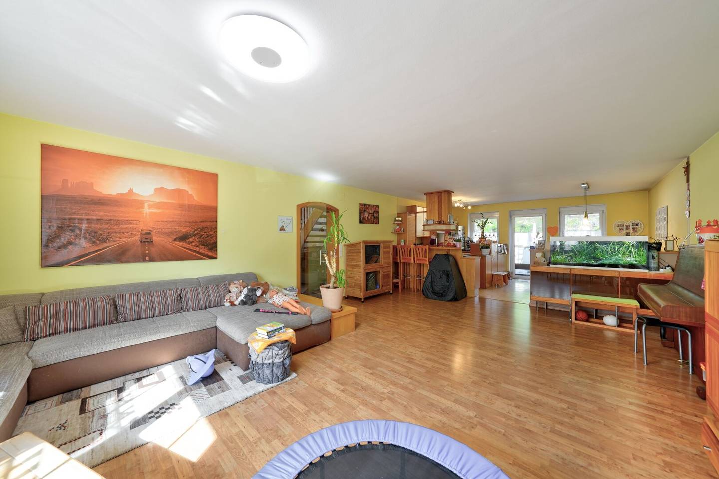 Großzügiges 6-Zimmer-Familienhaus mit 235 m², Dachterrasse und Whirlpool