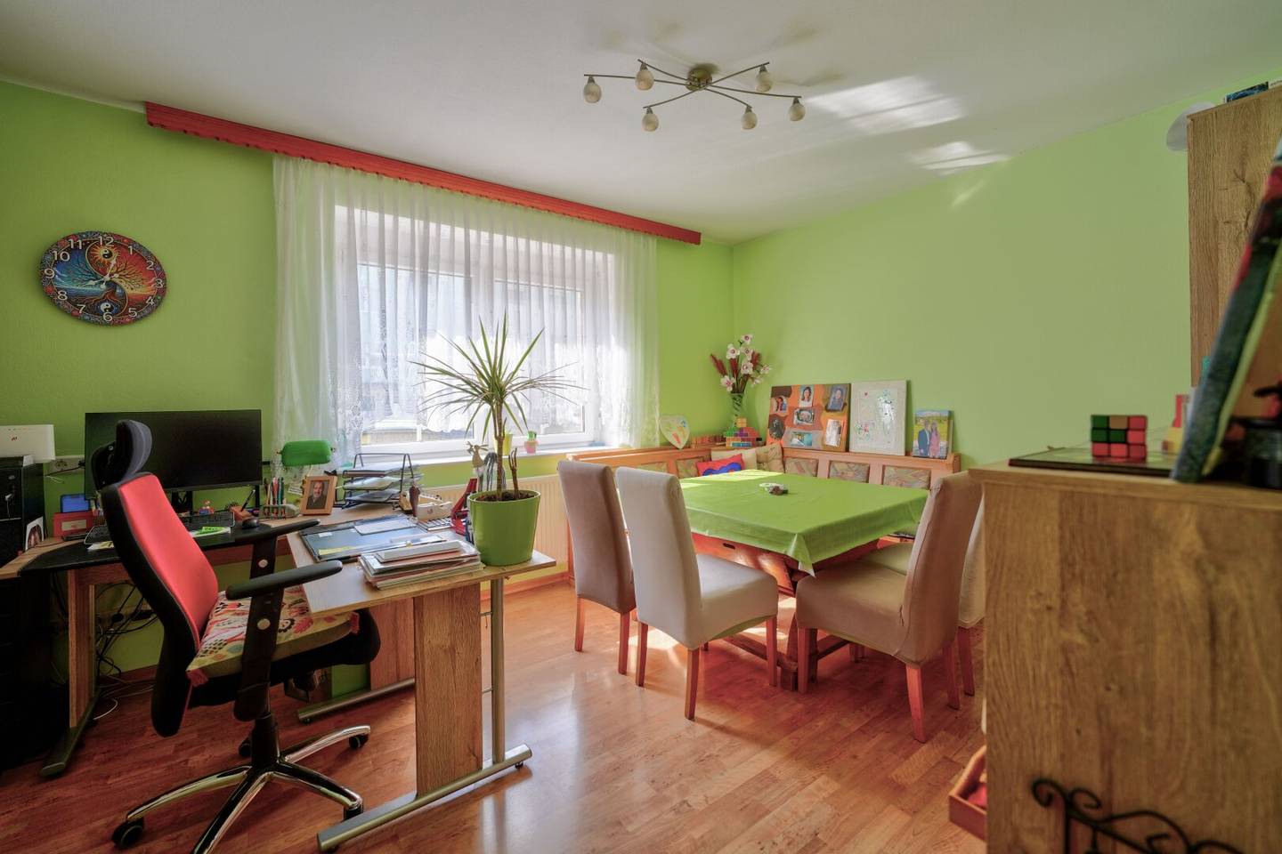 Großzügiges 6-Zimmer-Familienhaus mit 235 m², Dachterrasse und Whirlpool