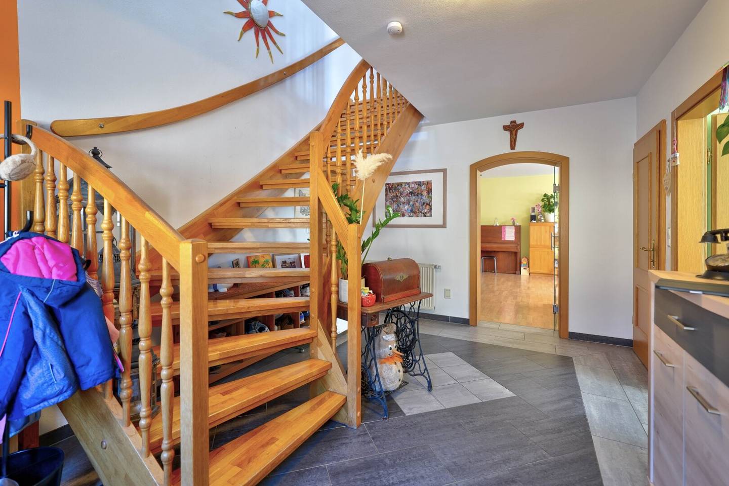 Großzügiges 6-Zimmer-Familienhaus mit 235 m², Dachterrasse und Whirlpool