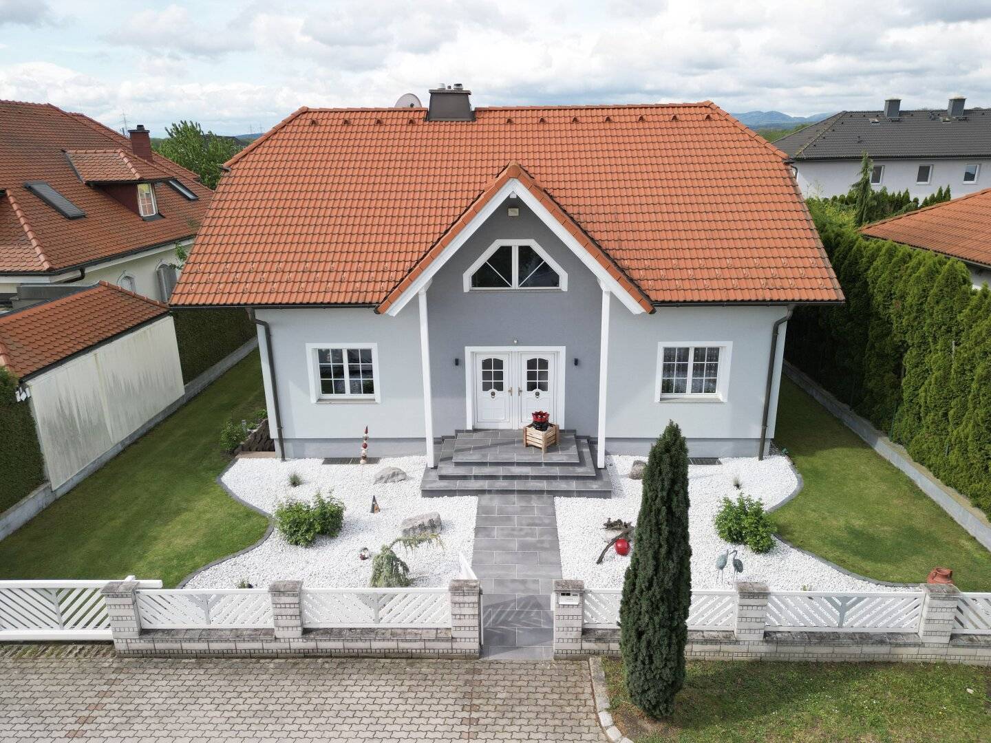 Exclusive single-family house with double garage for sale