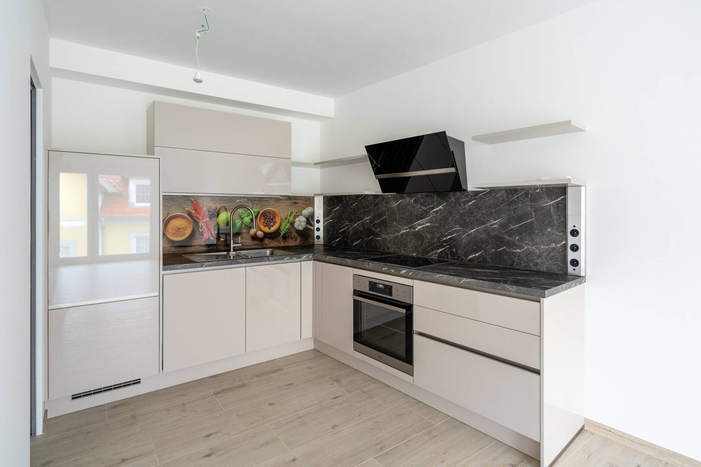 ++ Barrierefreie, helle 2-Zimmer Wohnung inkl. 2 Garagenplätzen! ++