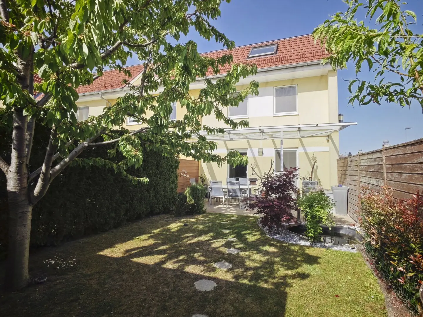 Stilvolles Eckreihenhaus mit Garten-Idylle in Tribuswinkel