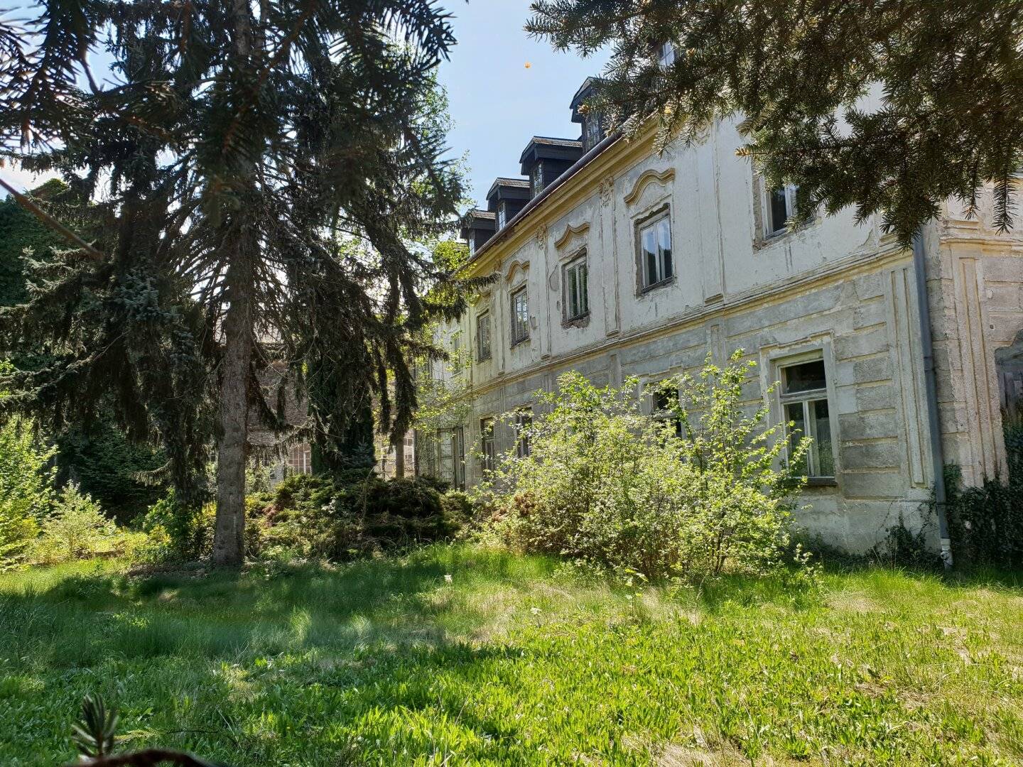 Historisches Schloss mit Nebengebäude zu verkaufen!!