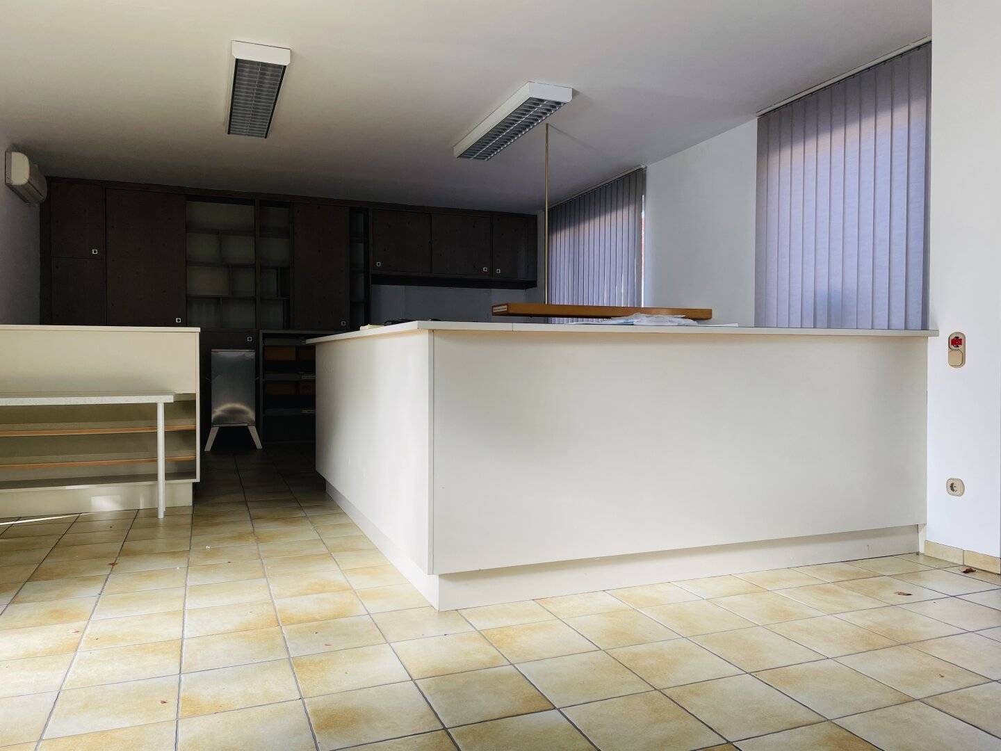 Versatile street-level shop in a prime location, your new site on the Leesdorfer Hauptstraße