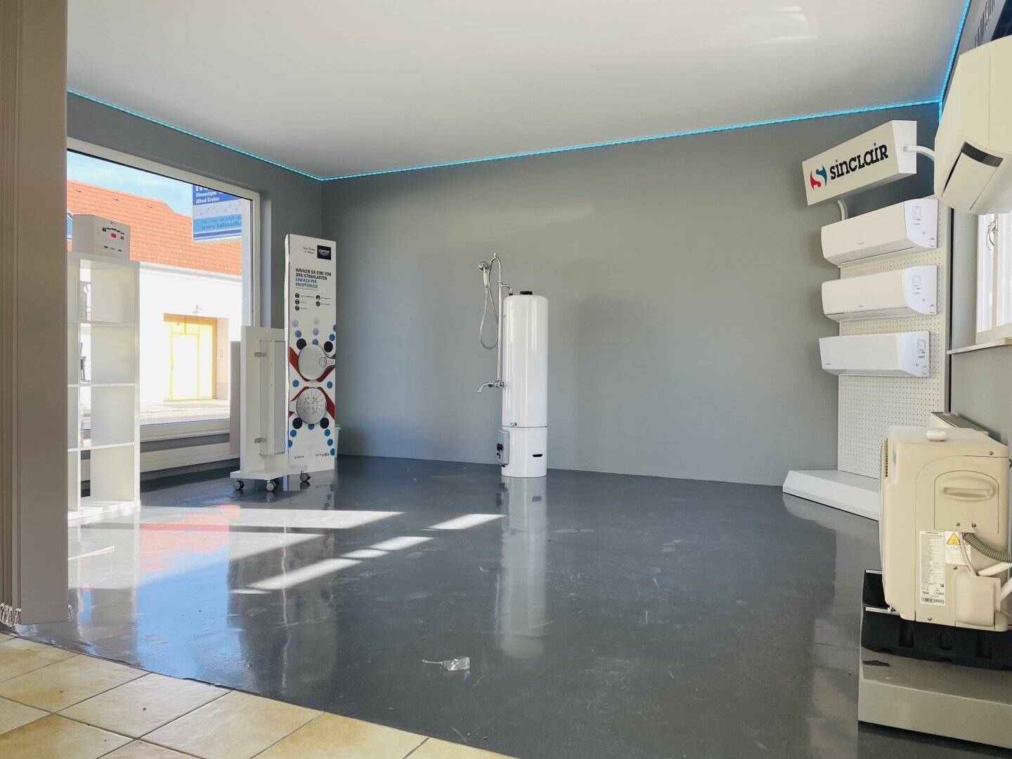 Versatile street-level shop in a prime location, your new site on the Leesdorfer Hauptstraße