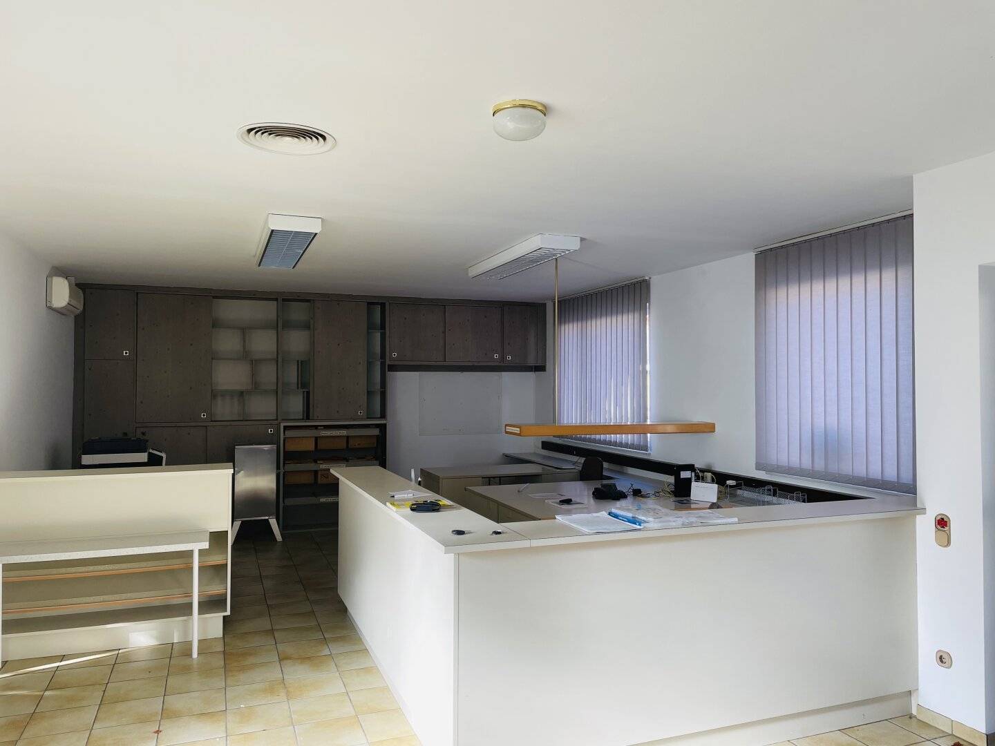 Versatile street-level shop in a prime location, your new site on the Leesdorfer Hauptstraße