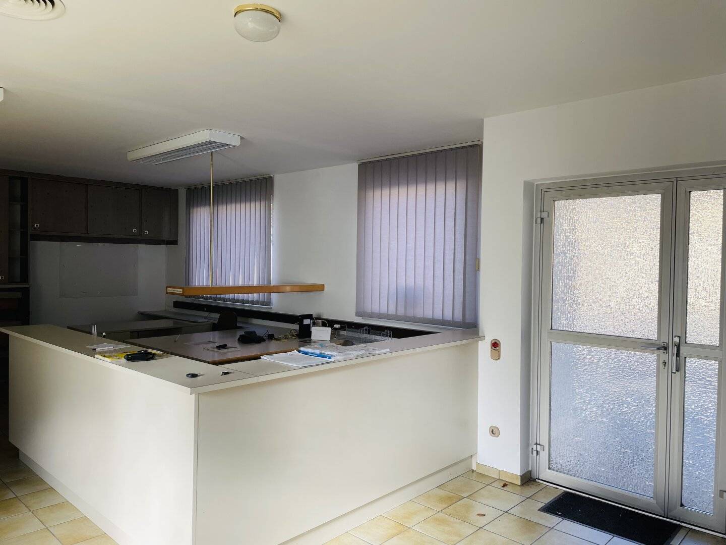 Versatile street-level shop in a prime location, your new site on the Leesdorfer Hauptstraße