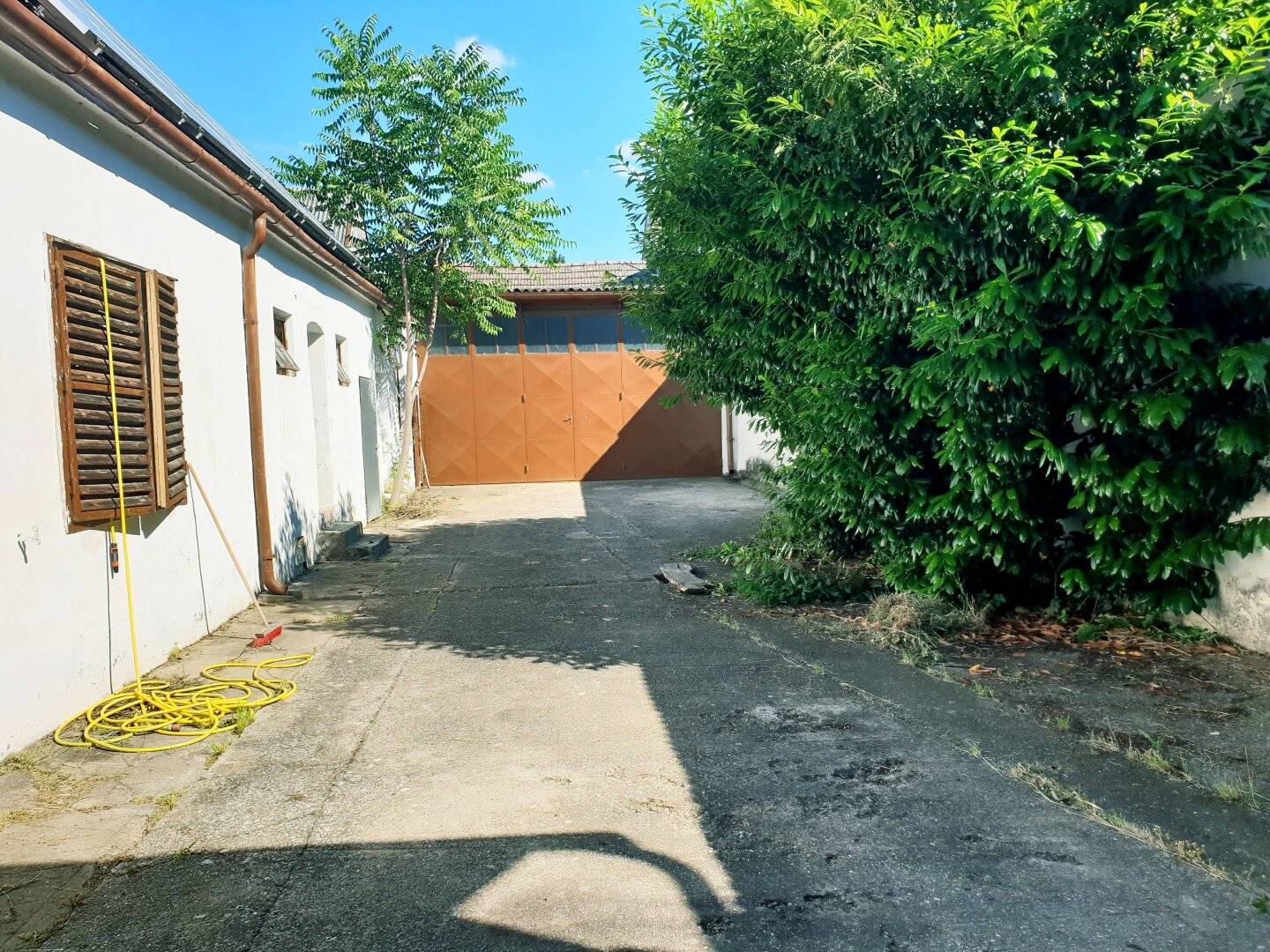 Zweifamilienhaus / Gewerbeobjekt  mit Nebengebäude zu verkaufen!
