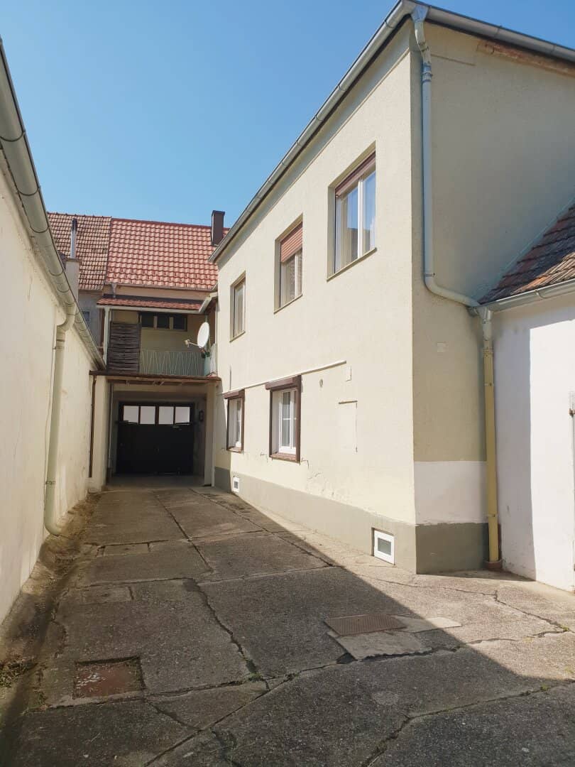 Zweifamilienhaus / Gewerbeobjekt  mit Nebengebäude zu verkaufen!
