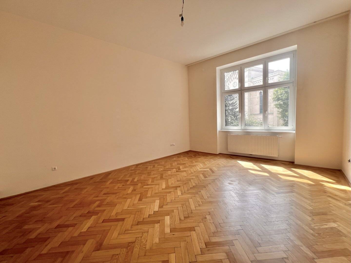 Move-in ready pre-war apartment in a beautiful property