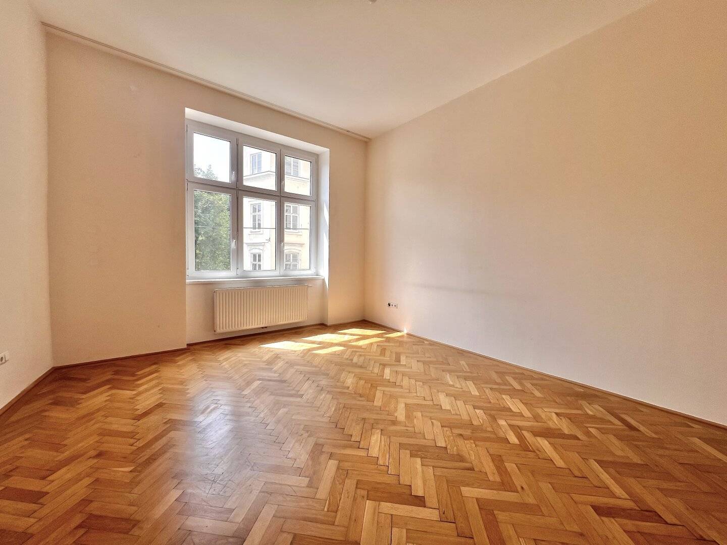 Move-in ready pre-war apartment in a beautiful property