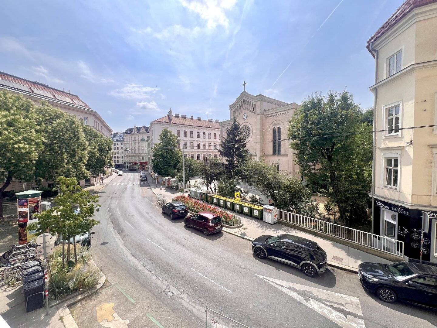 Move-in ready pre-war apartment in a beautiful property