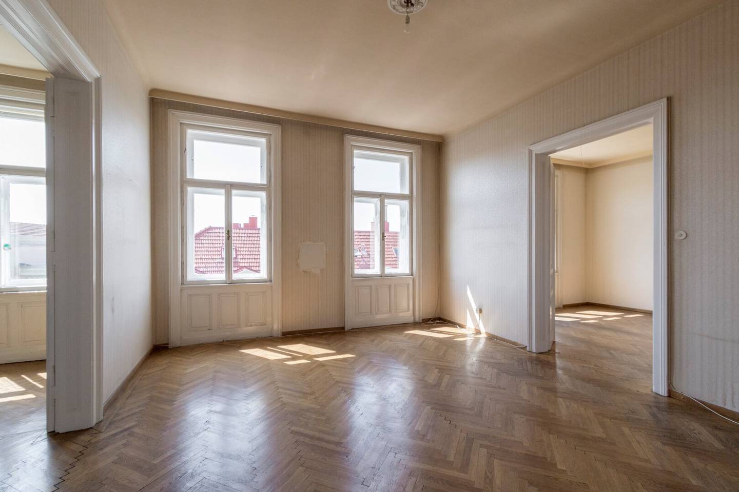 South facing historic building with a beautiful view! Renovation needed 3.5 room apartment on the 3rd floor