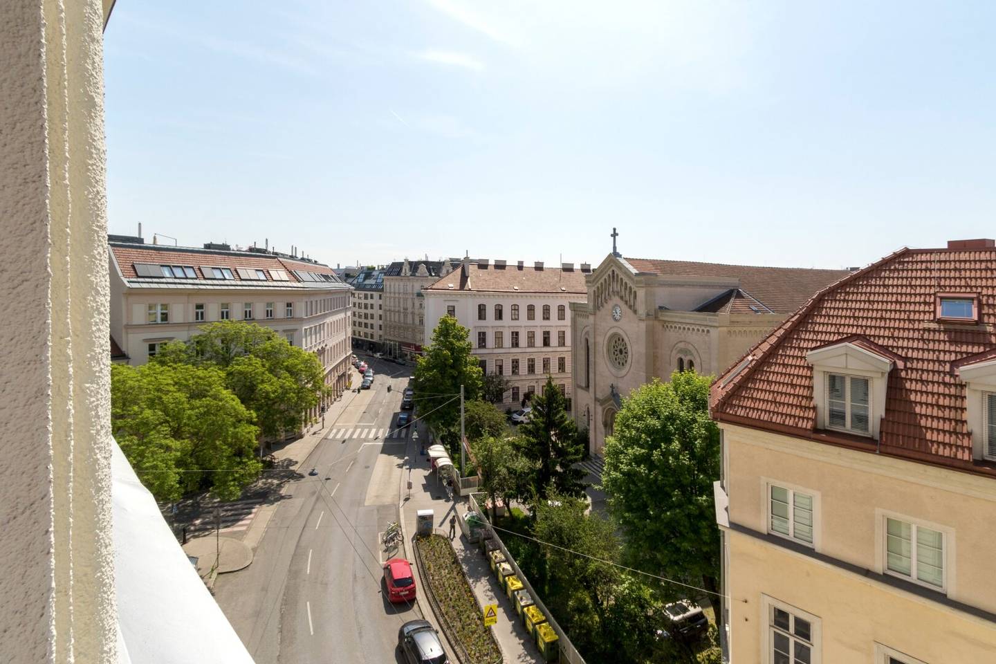 South facing historic building with a beautiful view! Renovation needed 3.5 room apartment on the 3rd floor