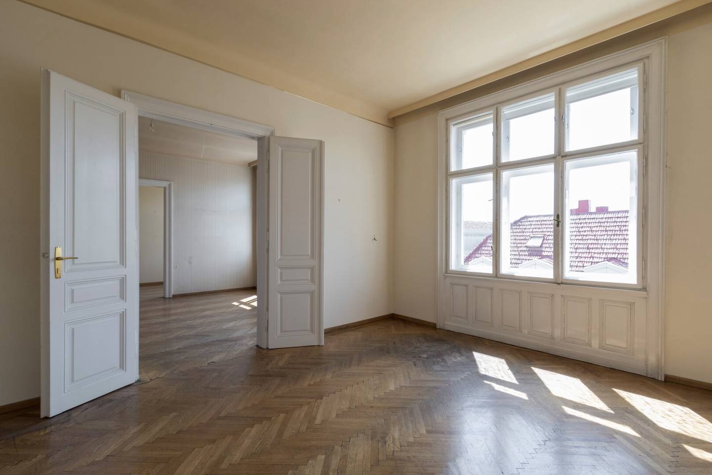 South facing historic building with a beautiful view! Renovation needed 3.5 room apartment on the 3rd floor