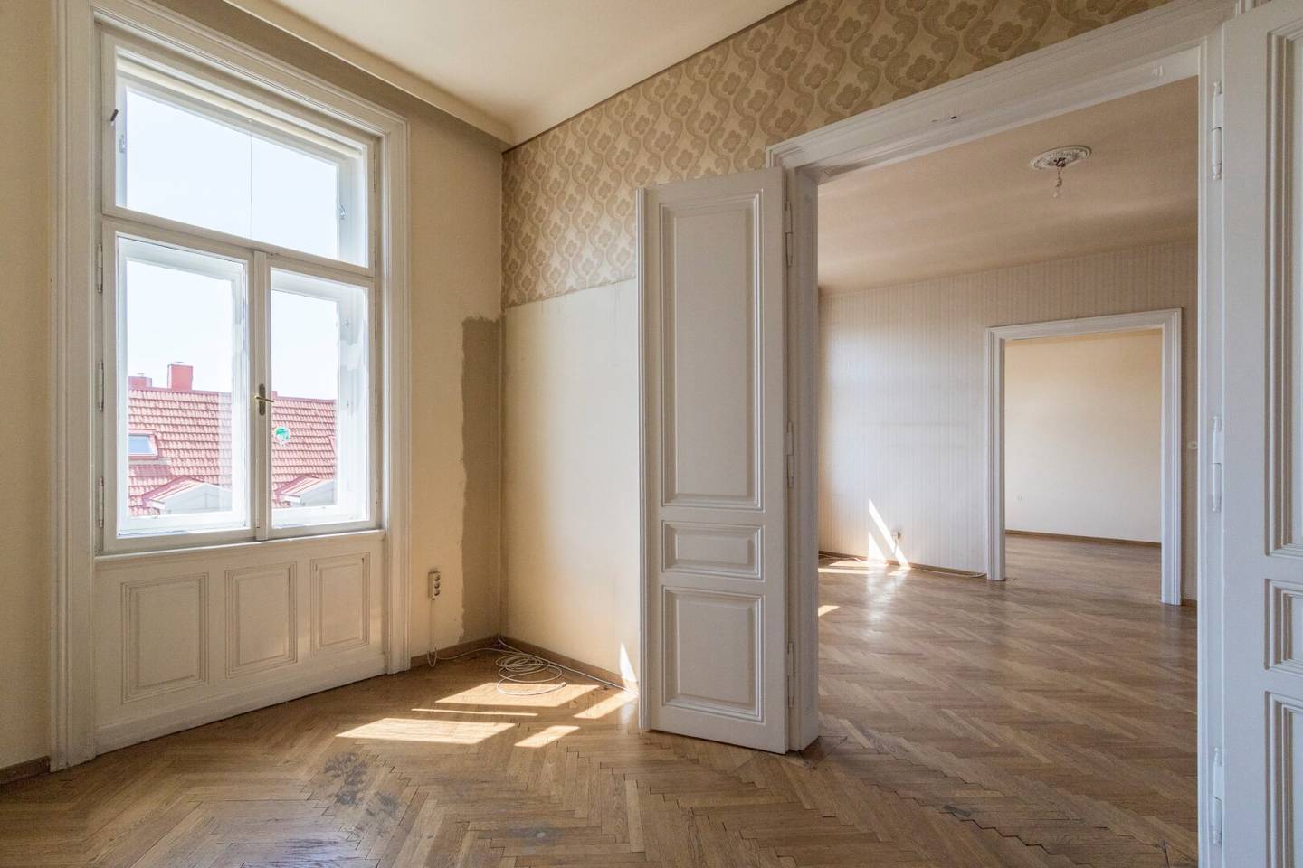 South facing historic building with a beautiful view! Renovation needed 3.5 room apartment on the 3rd floor