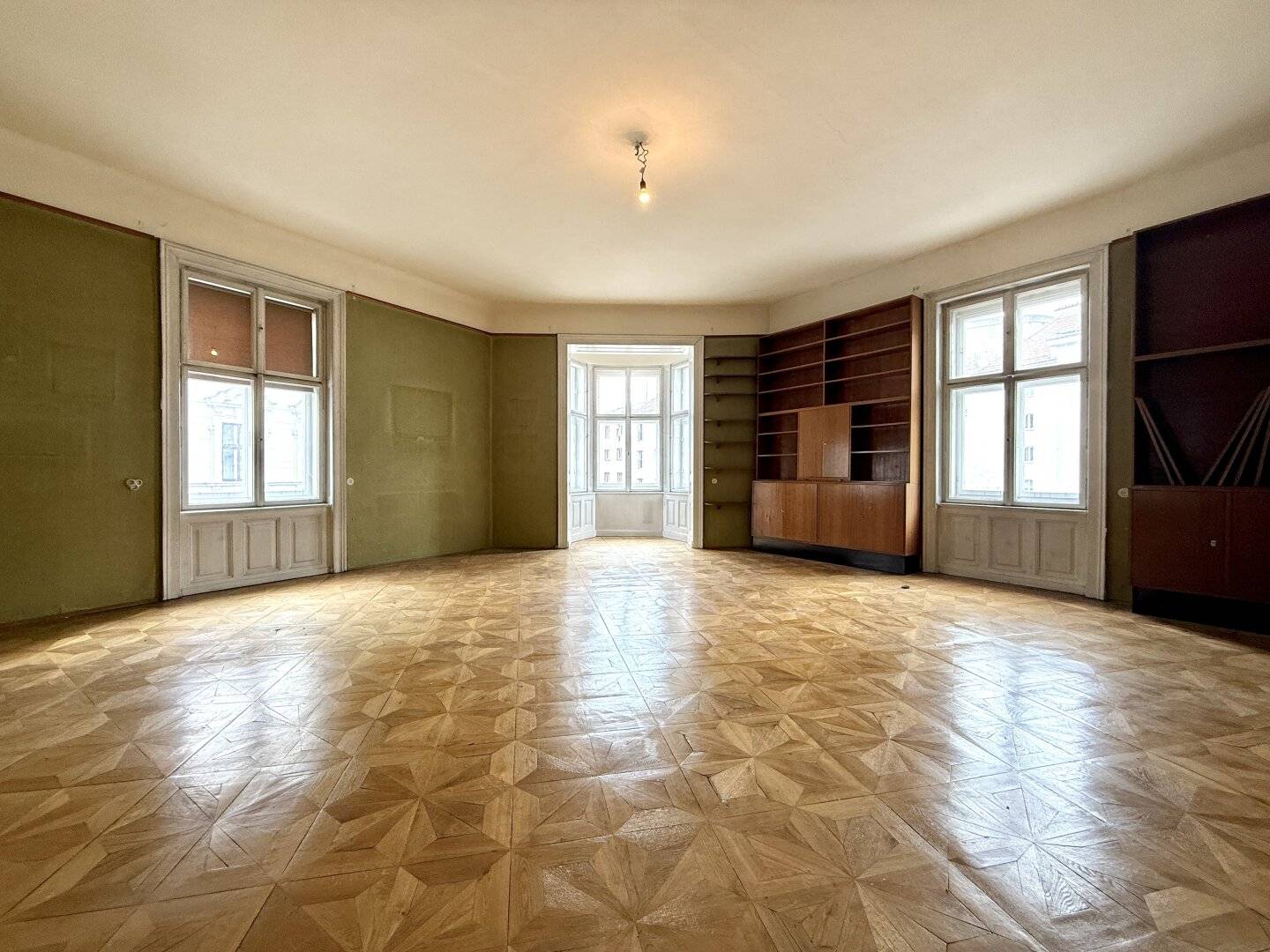Exclusive old building jewel with 170 m² on the third floor with elevator, historic charm meets individual design potential