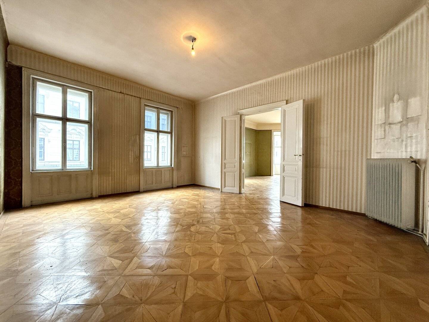 Exclusive old building jewel with 170 m² on the third floor with elevator, historic charm meets individual design potential
