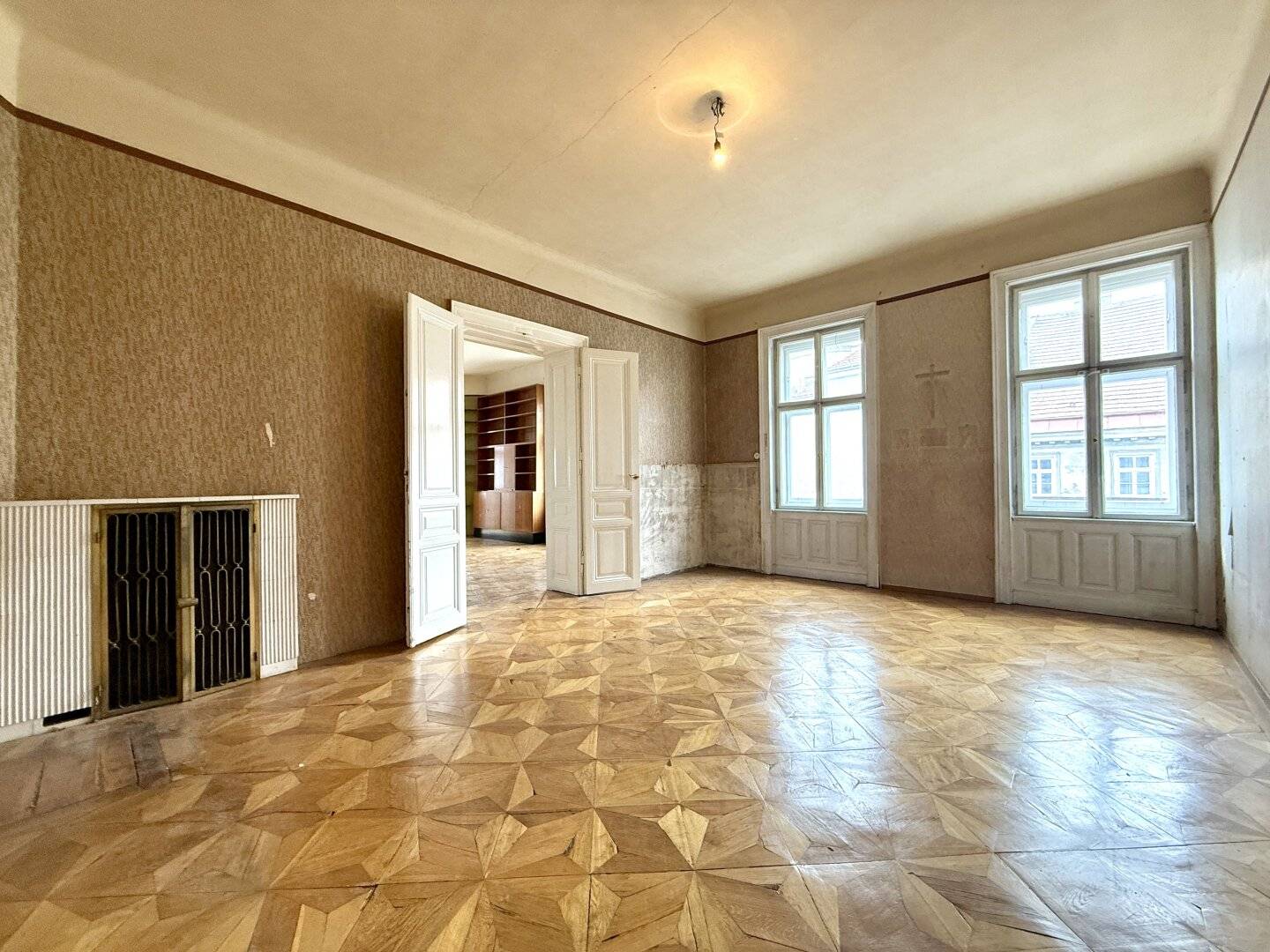 Exclusive old building jewel with 170 m² on the third floor with elevator, historic charm meets individual design potential