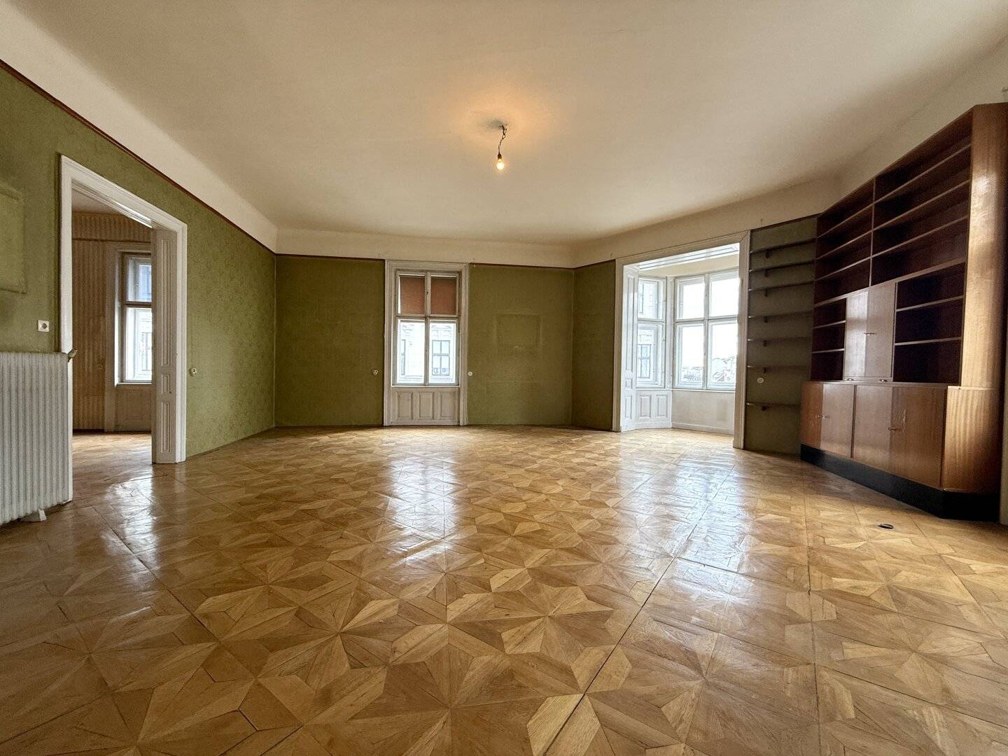 Exclusive old building jewel with 170 m² on the third floor with elevator, historic charm meets individual design potential