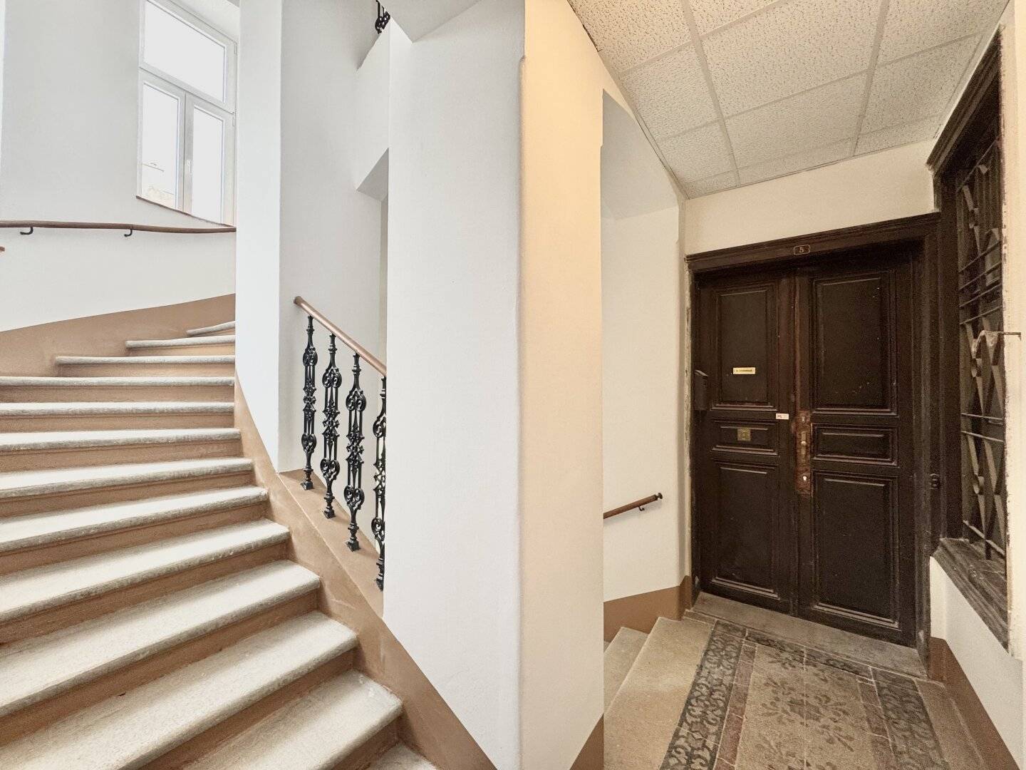 Top location in the 7th district directly at Neubaugasse! Several apartments in the building available!