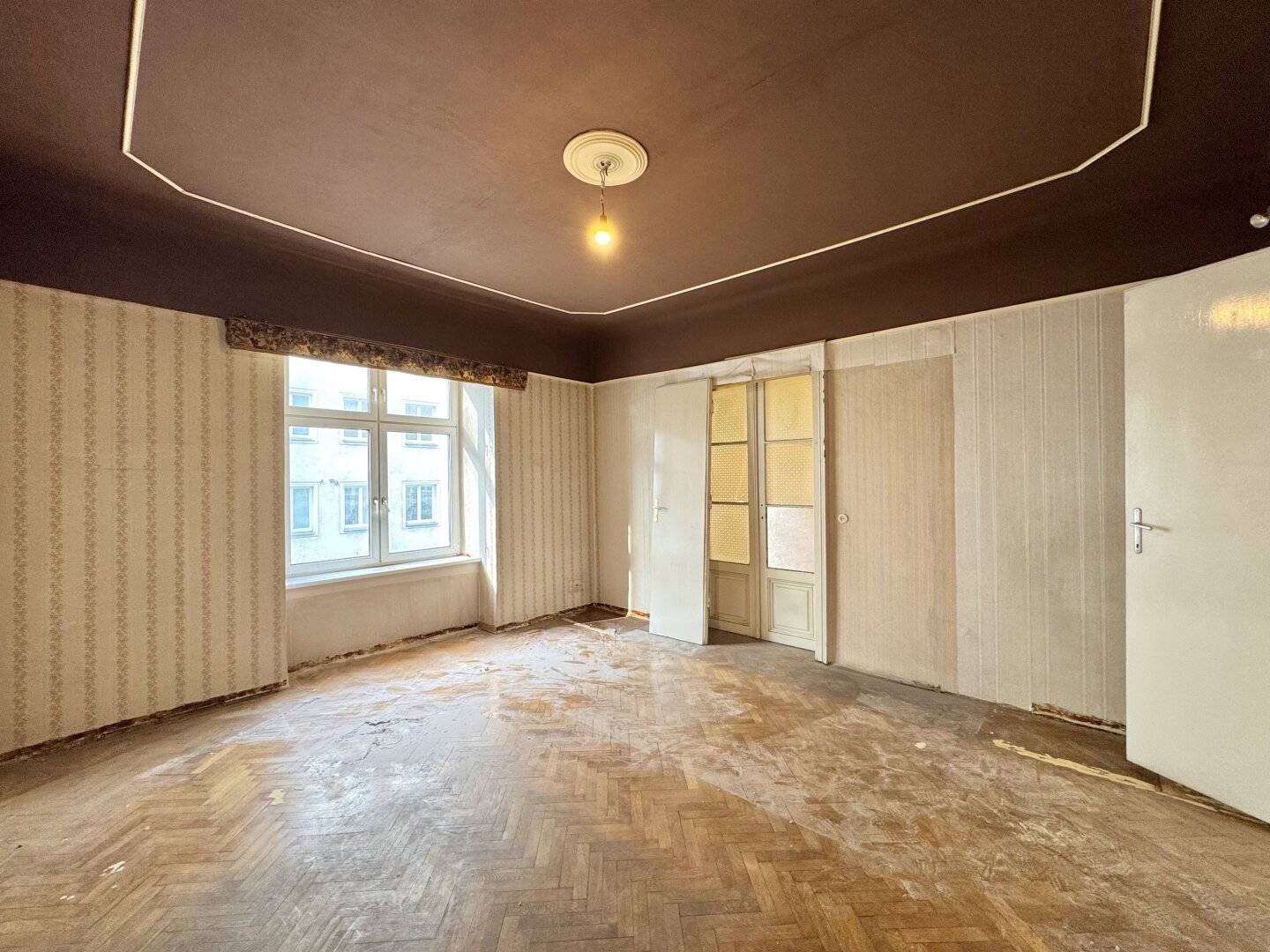 Top location near Neubaugasse and Mariahilfer Straße Renovation-needed three room old building on the second floor