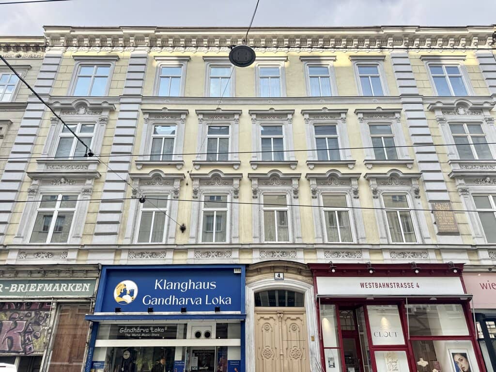 Top location near Neubaugasse and Mariahilfer Straße Renovation-needed three room old building on the second floor