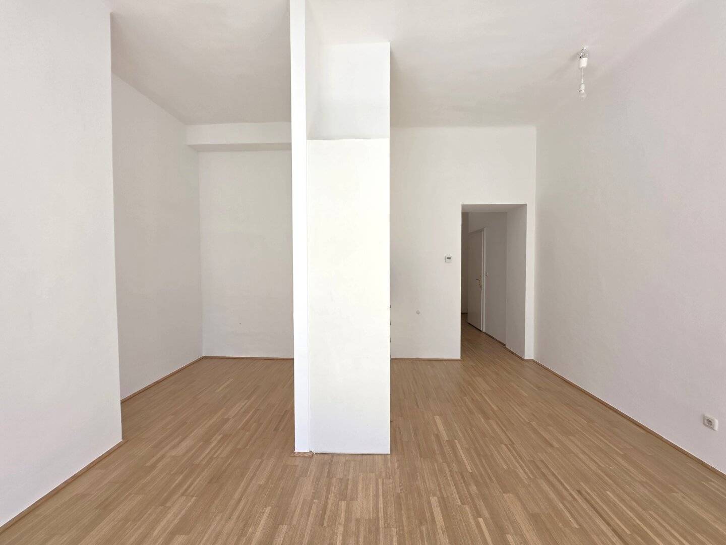 Near Schönbrunn! Bright apartment in a well-maintained turn-of-the-century building!