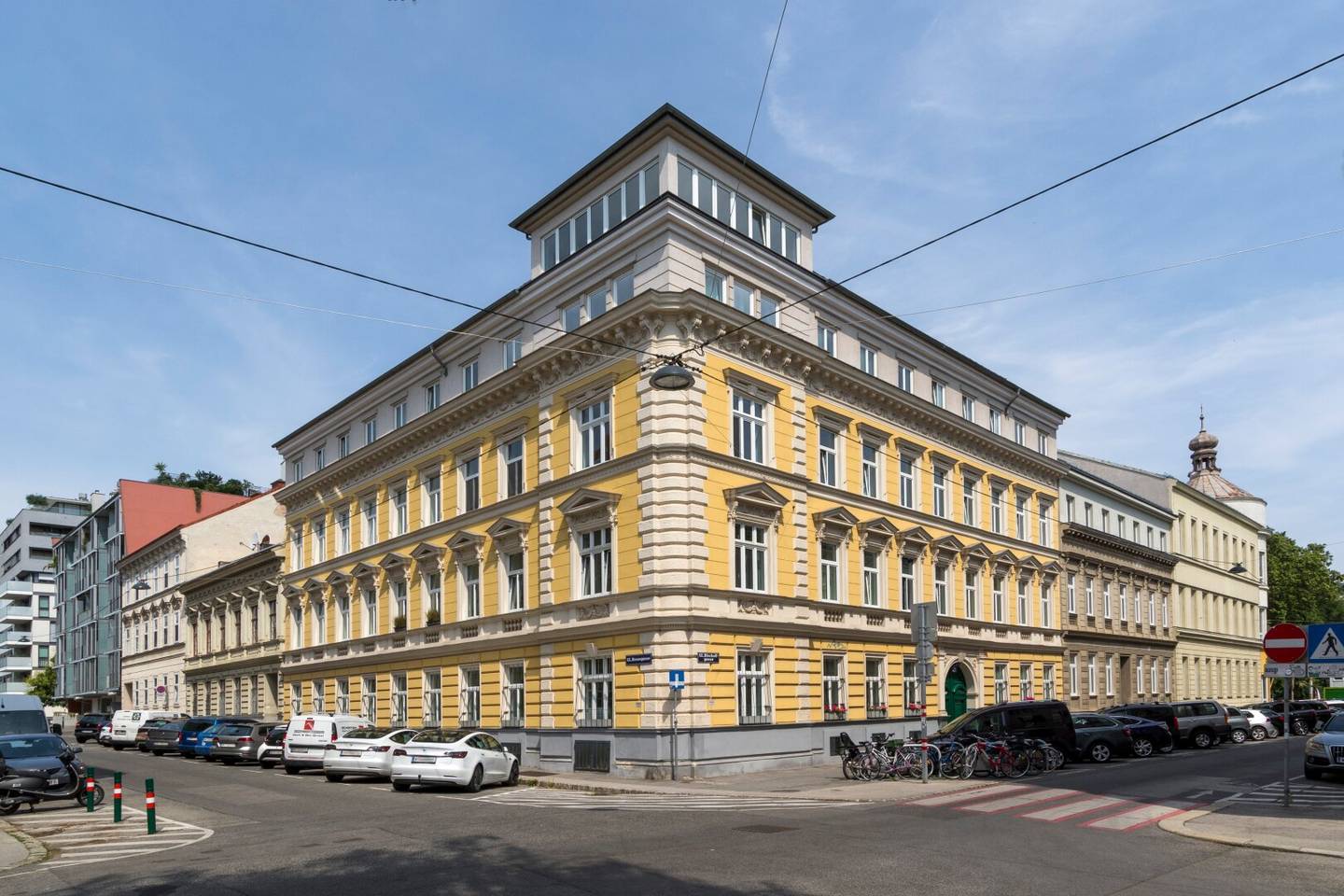 Near Schönbrunn! Bright apartment in a well-maintained turn-of-the-century building!