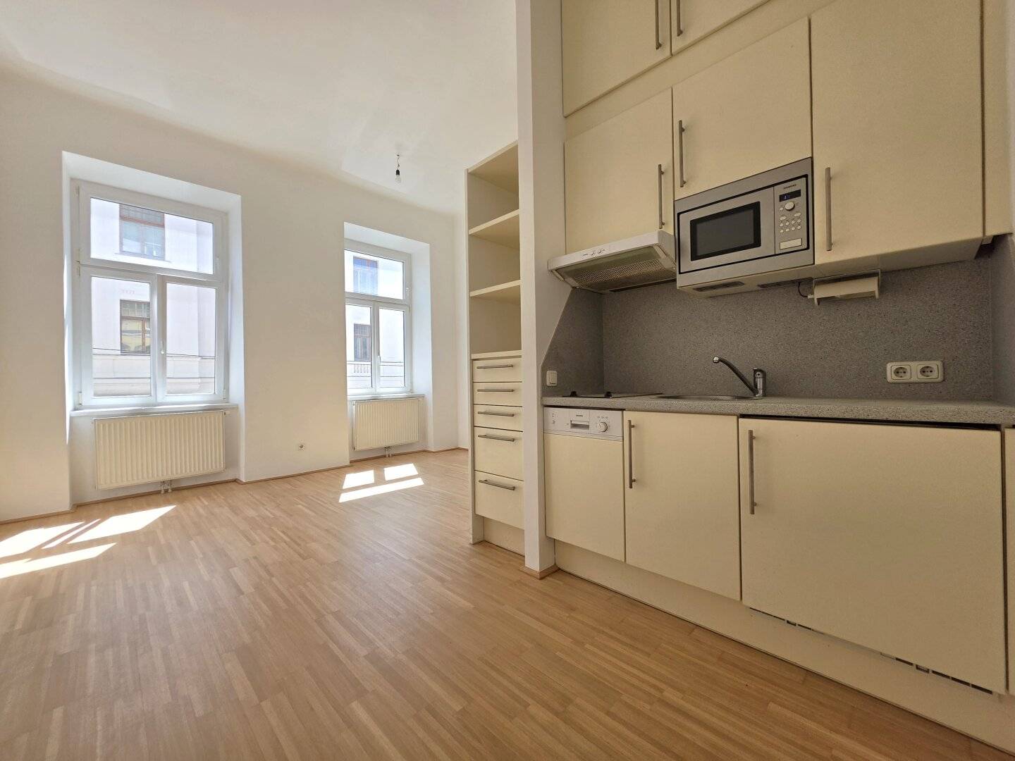 Near Schönbrunn! Bright apartment in a well-maintained turn-of-the-century building!
