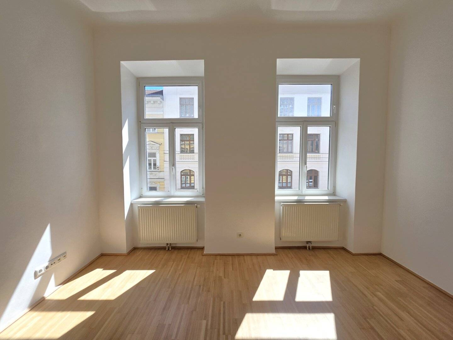 Near Schönbrunn! Bright apartment in a well-maintained turn-of-the-century building!