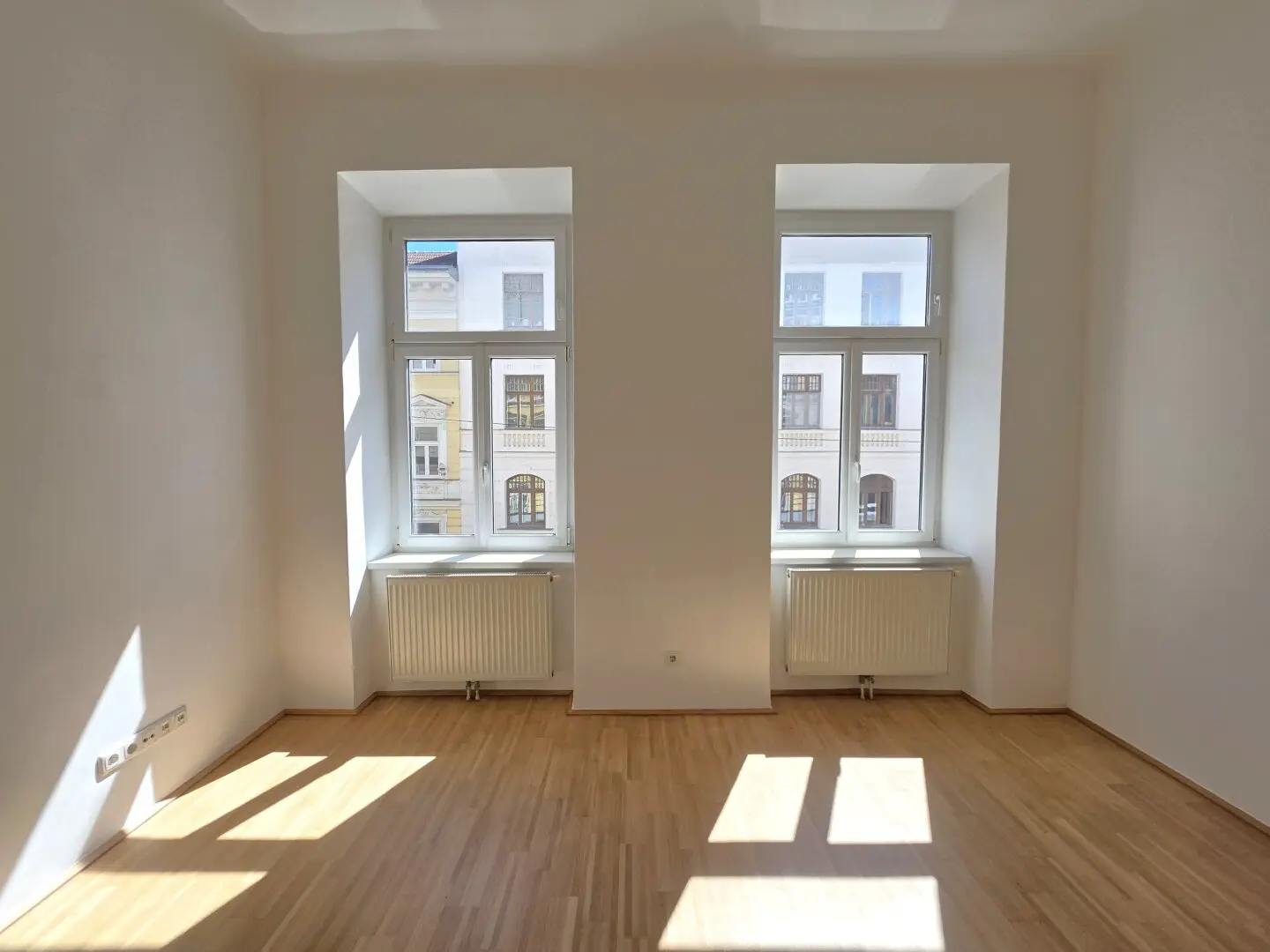 Schönbrunn-Nähe! Helle Wohnung in gepflegter Jahrhundertwendeliegeschaft!