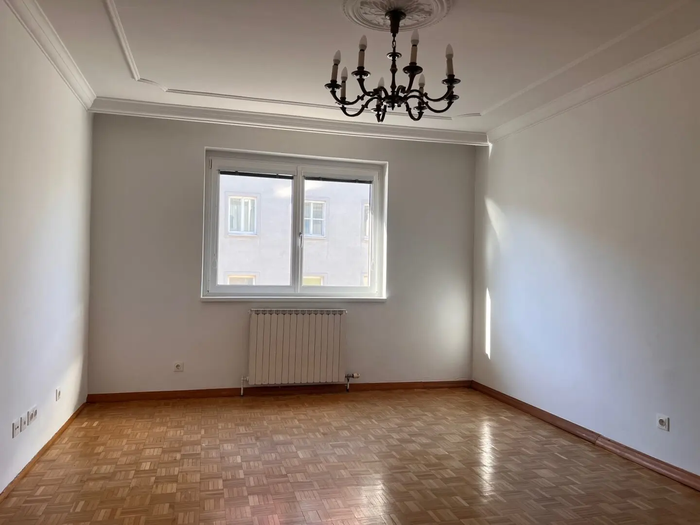 Well maintained three room apartment with balcony near Obkirchergasse