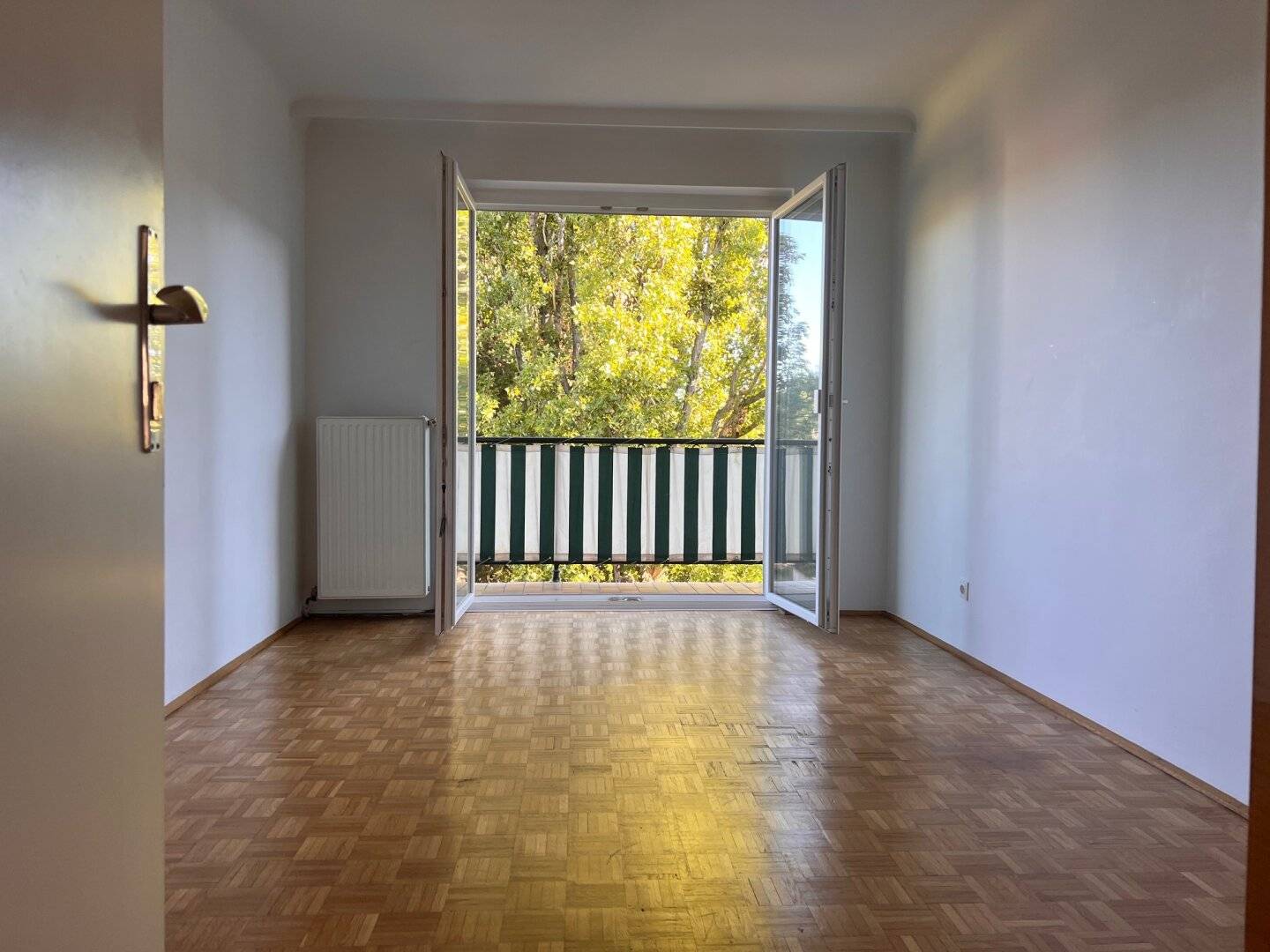 Well maintained three room apartment with balcony near Obkirchergasse