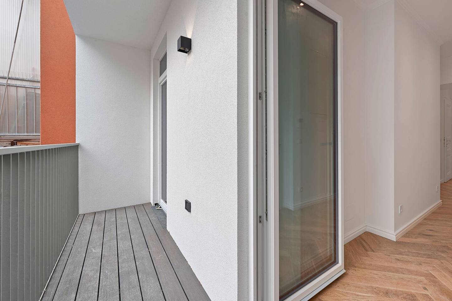 Vivienne - Where joy of life is at home in Vivienne? no, translation should be faithful; keep proper names unchanged? The title is provided as Vivienne - Wo Lebensfreude zuhause ist improper to alter; we translate as: Vivienne - Where joy of life is at home in Vienna's Margareten district.