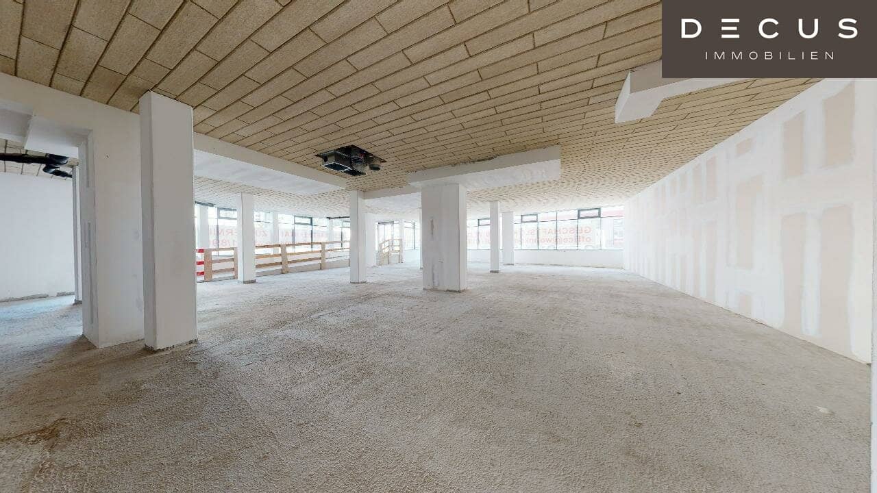 Generous commercial spaces between 300 and 900 m² in the 21st district – Top visibility