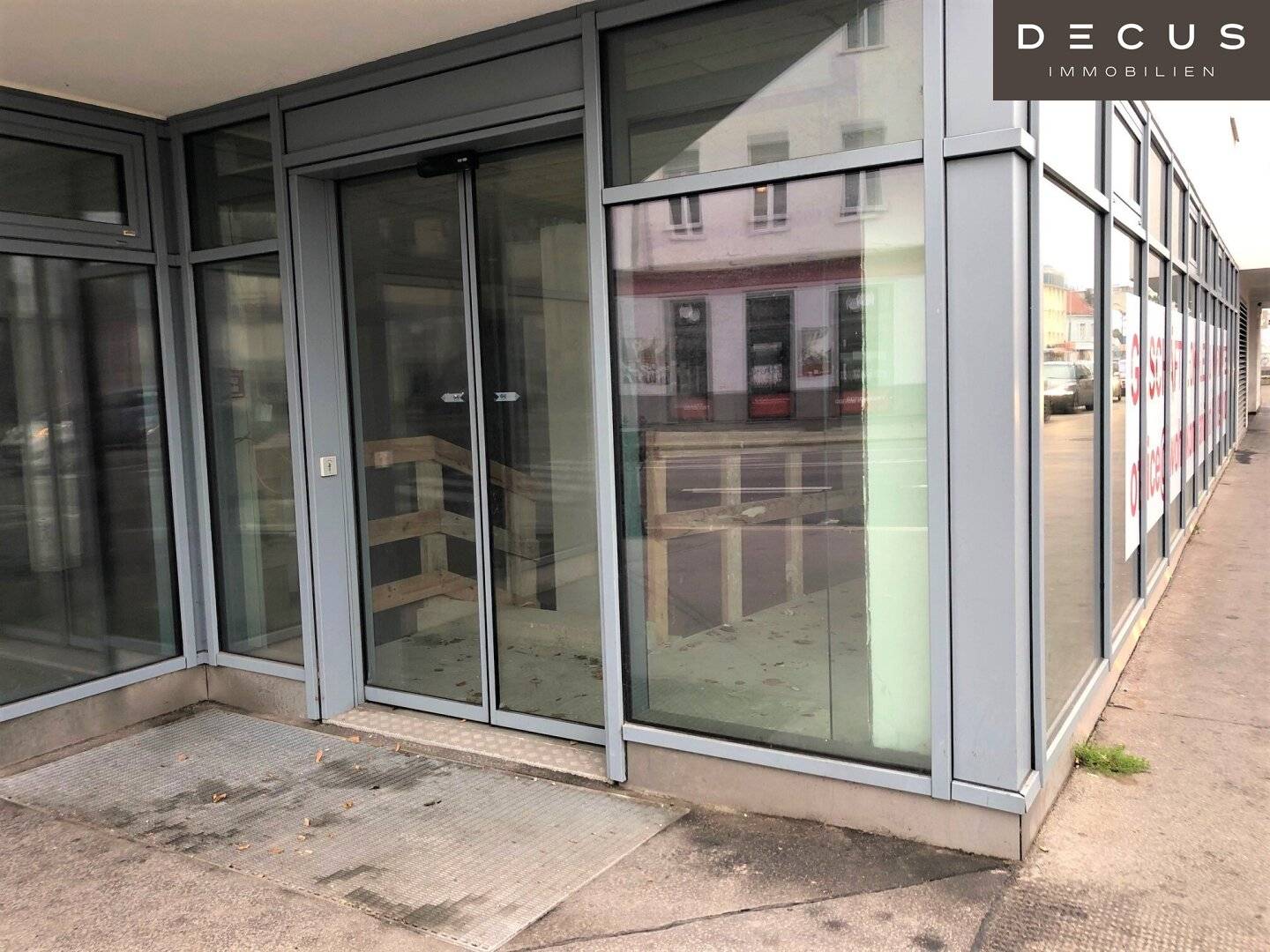 Generous commercial spaces between 300 and 900 m² in the 21st district – Top visibility