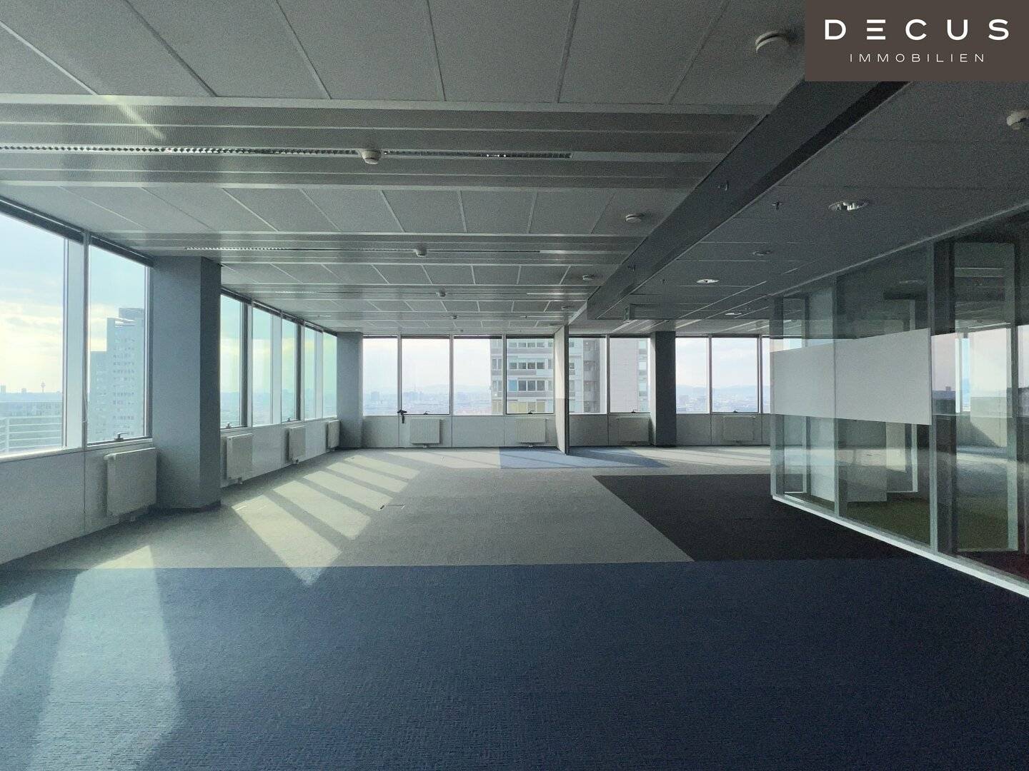 Approximately 1,500 m² office with a view | SATURN TOWER