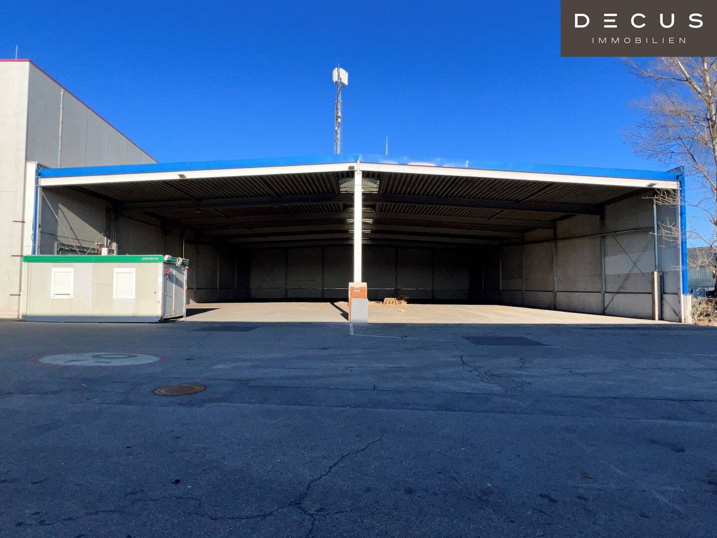 Warehouse halls from 1,100 m² to 2,370 m² | Near Wagramer Straße | Top Accessibility