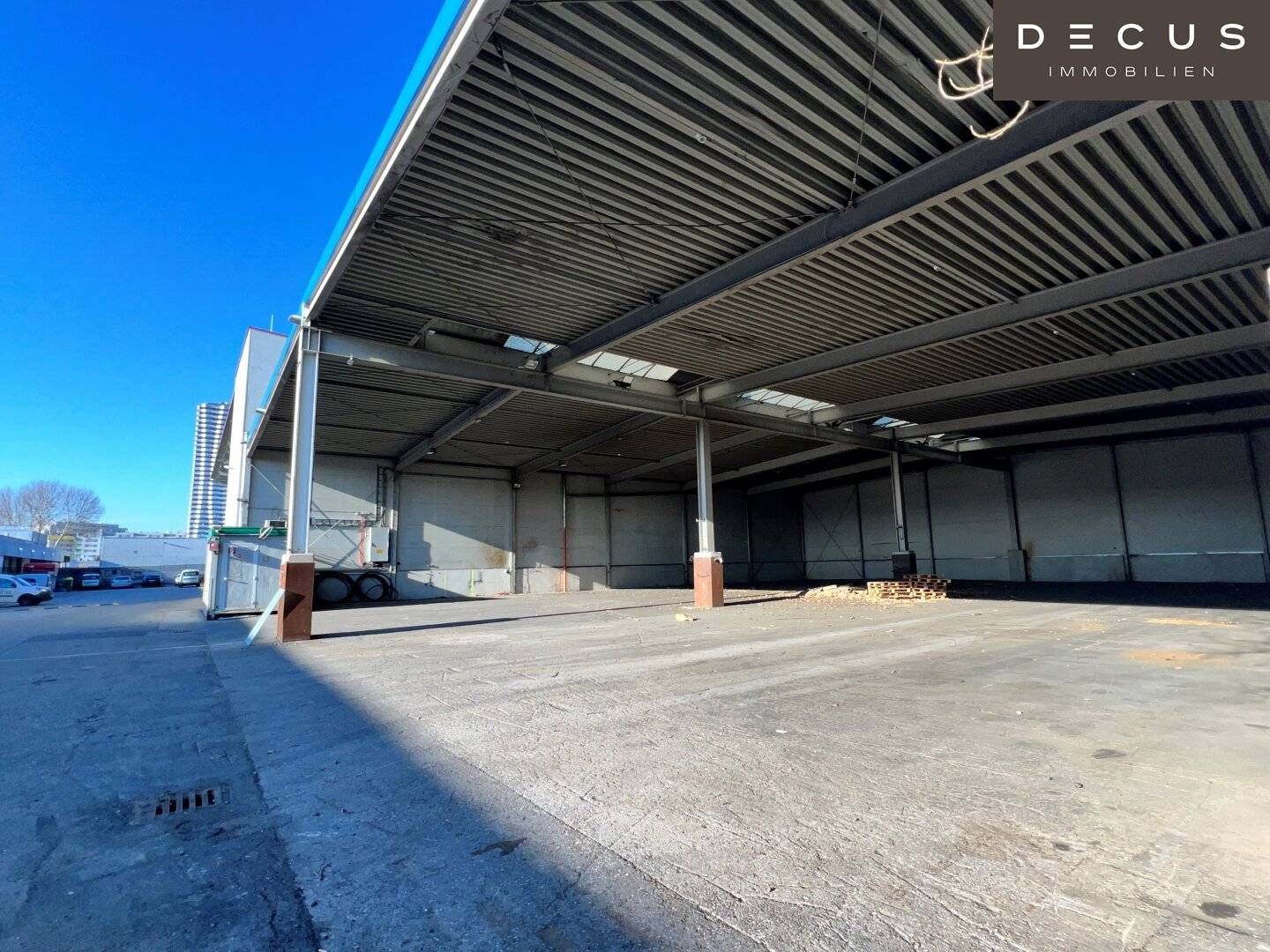 Warehouse halls from 1,100 m² to 2,370 m² | Near Wagramer Straße | Top Accessibility