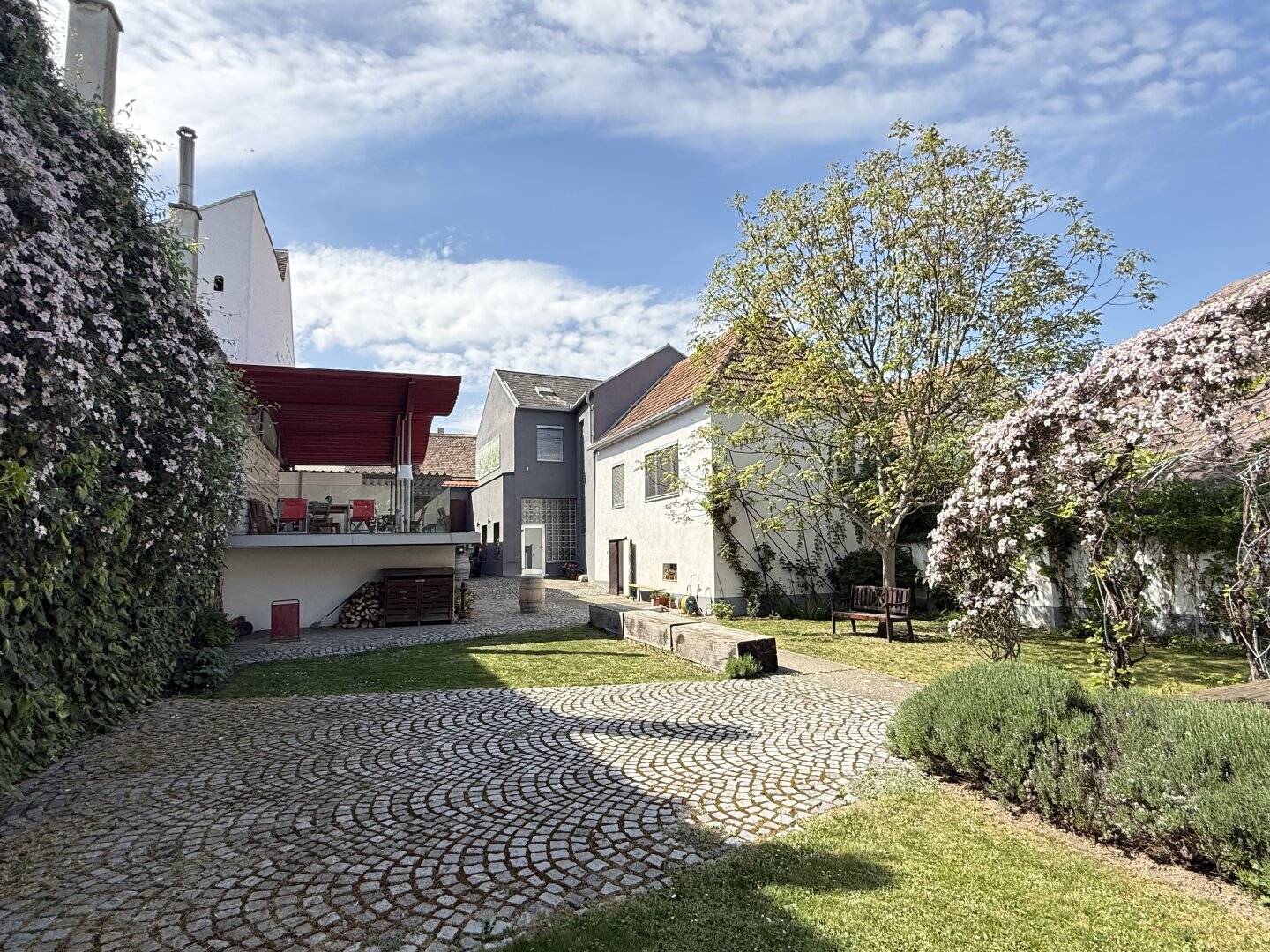 Wohnjuwel im Weinviertel: 3 Häuser mit uneinsehbarem Innenhof!