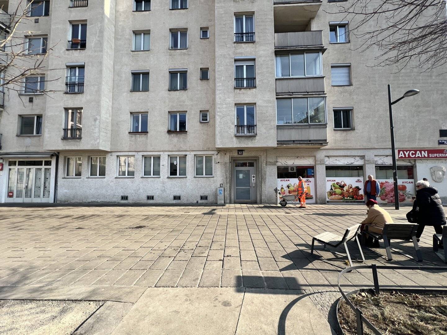 Office commercial property directly at Pius Parsch Platz near Floridsdorf Station