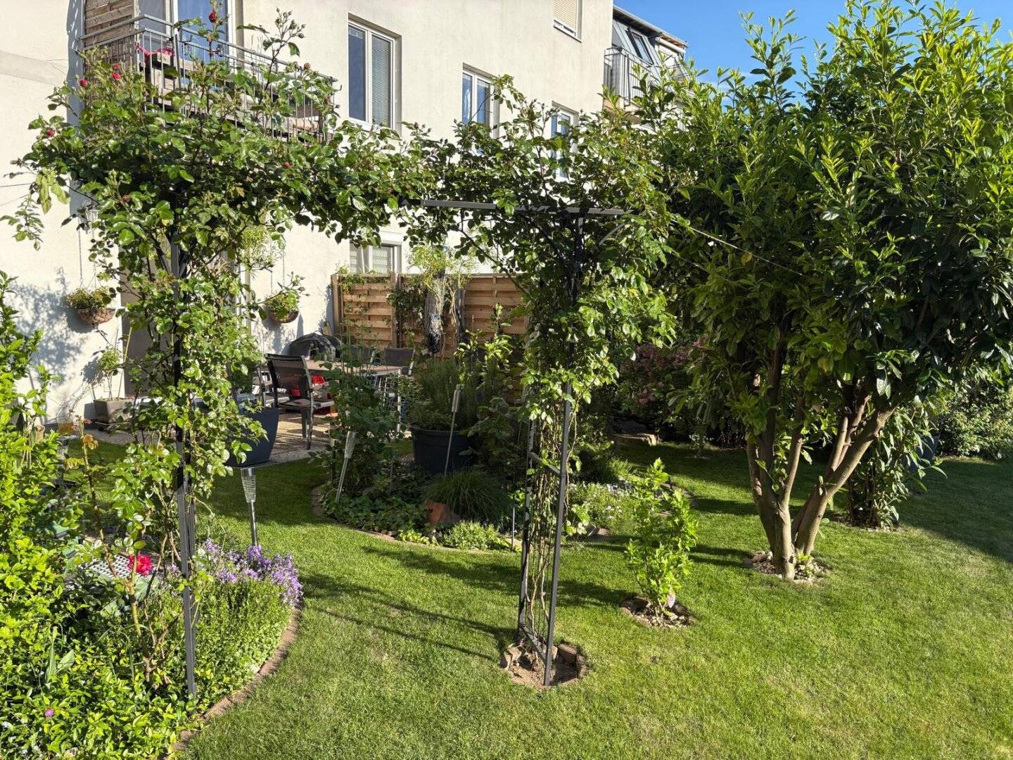 Abendsonne und Garten: Terrassenwohnung  mit KFZ-Stellplatz