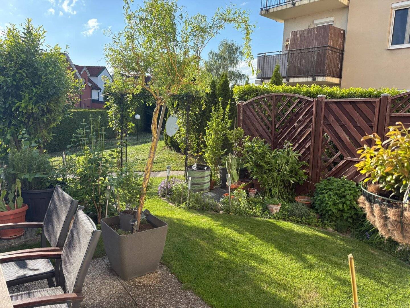 Abendsonne und Garten: Terrassenwohnung  mit KFZ-Stellplatz