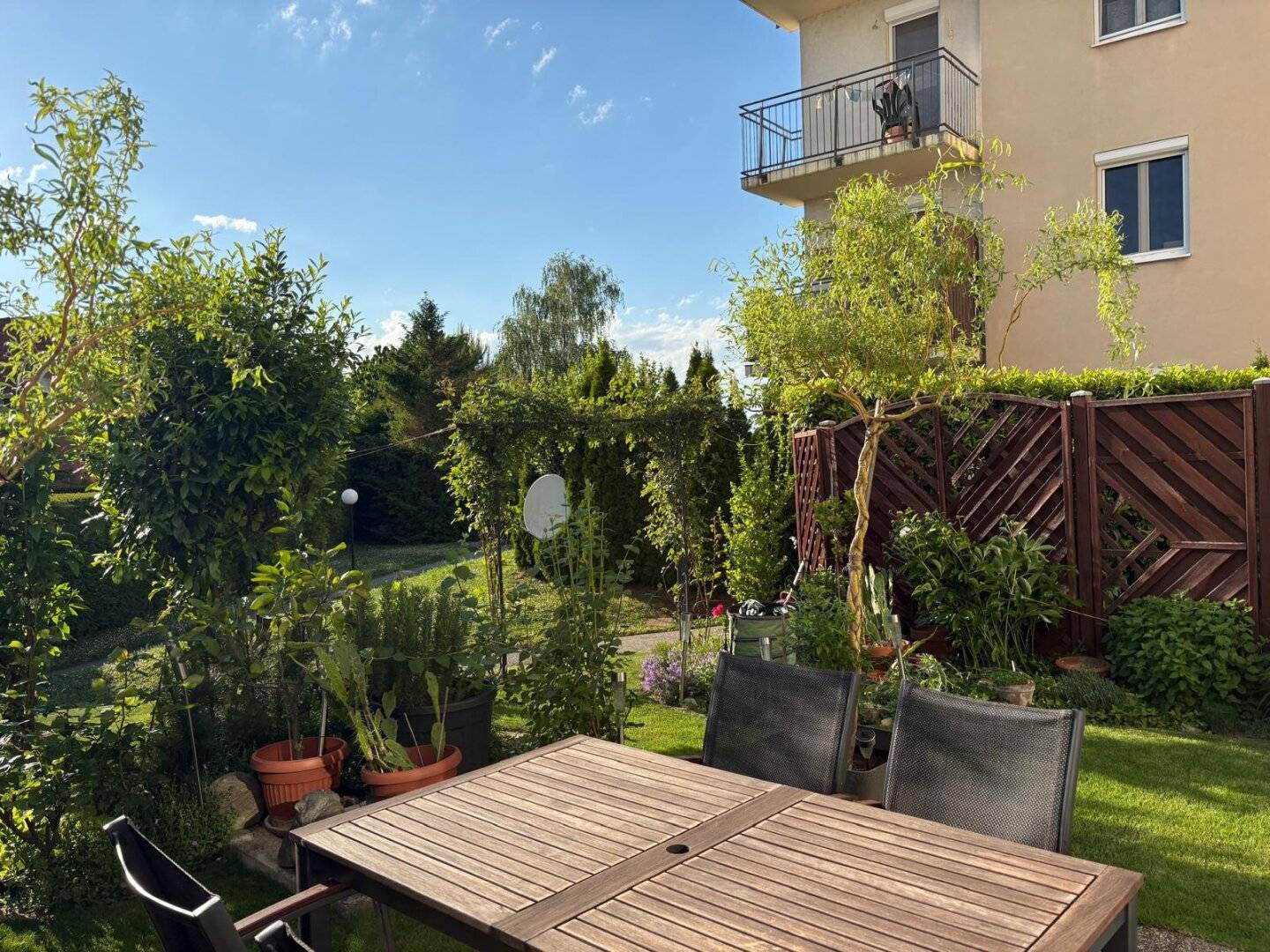 Abendsonne und Garten: Terrassenwohnung  mit KFZ-Stellplatz