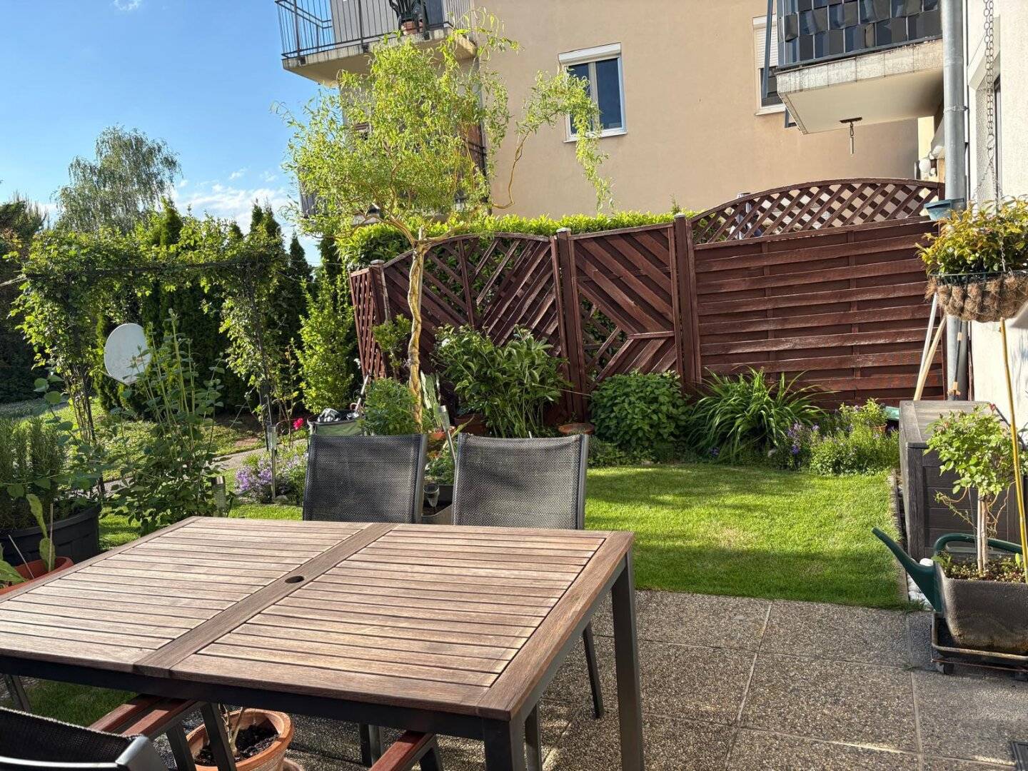 Abendsonne und Garten: Terrassenwohnung  mit KFZ-Stellplatz