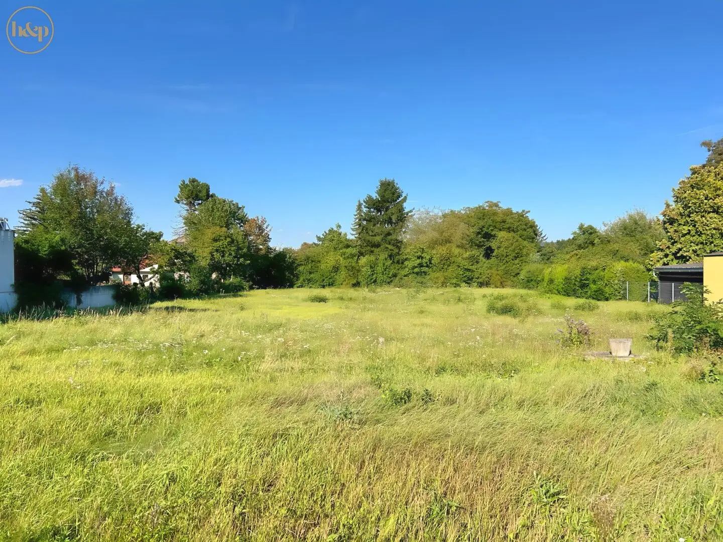 Sunny building plot in Wolfpassing: 2,102 m² for €989,000 – your place to live! Also interesting for developers